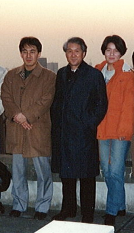 ①1991年12月20日に東京大学新聞研究所（現・情報学環）屋上のもの：津金澤先生よりいただいた写真